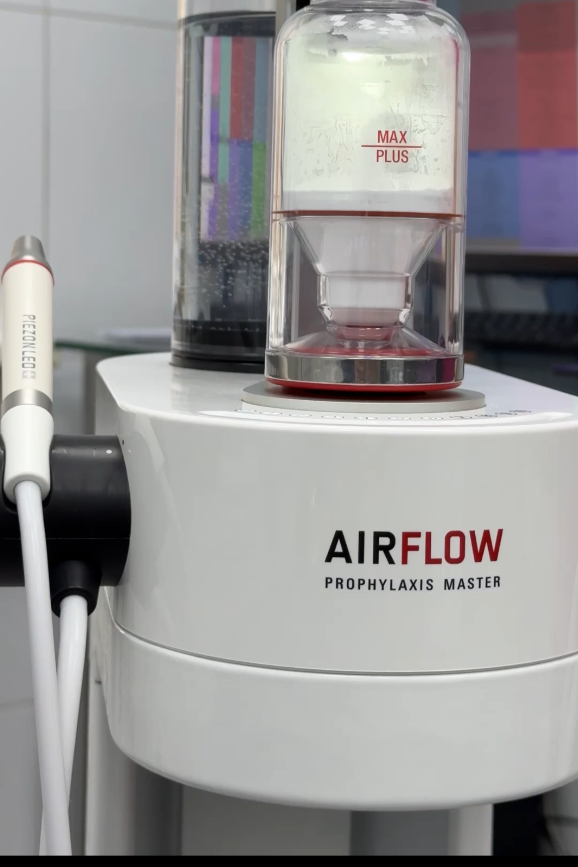 Профессиональная гигиена с применением аппарата Air Flo Prophylaxis Master